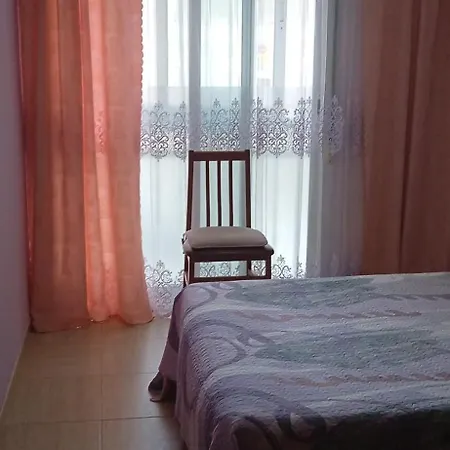 Bonito Bajo Cerca Del Mar